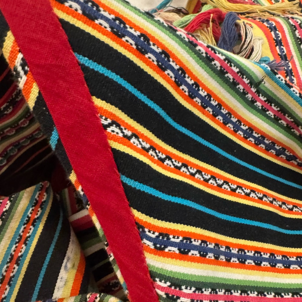 Stunning vintage handcrafted peruvian Multicolor Striped Poncho. Thick fabric. - Picture 3 of 7